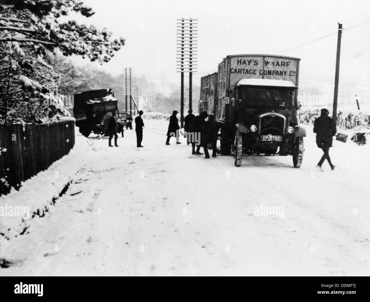 Ein Heu Wharf Rollgeld Company Ltd Van entlang einer verschneiten A30, in der Nähe von Basingstoke, Hampshire, 1920er Jahre. Artist: Unbekannt Stockfoto