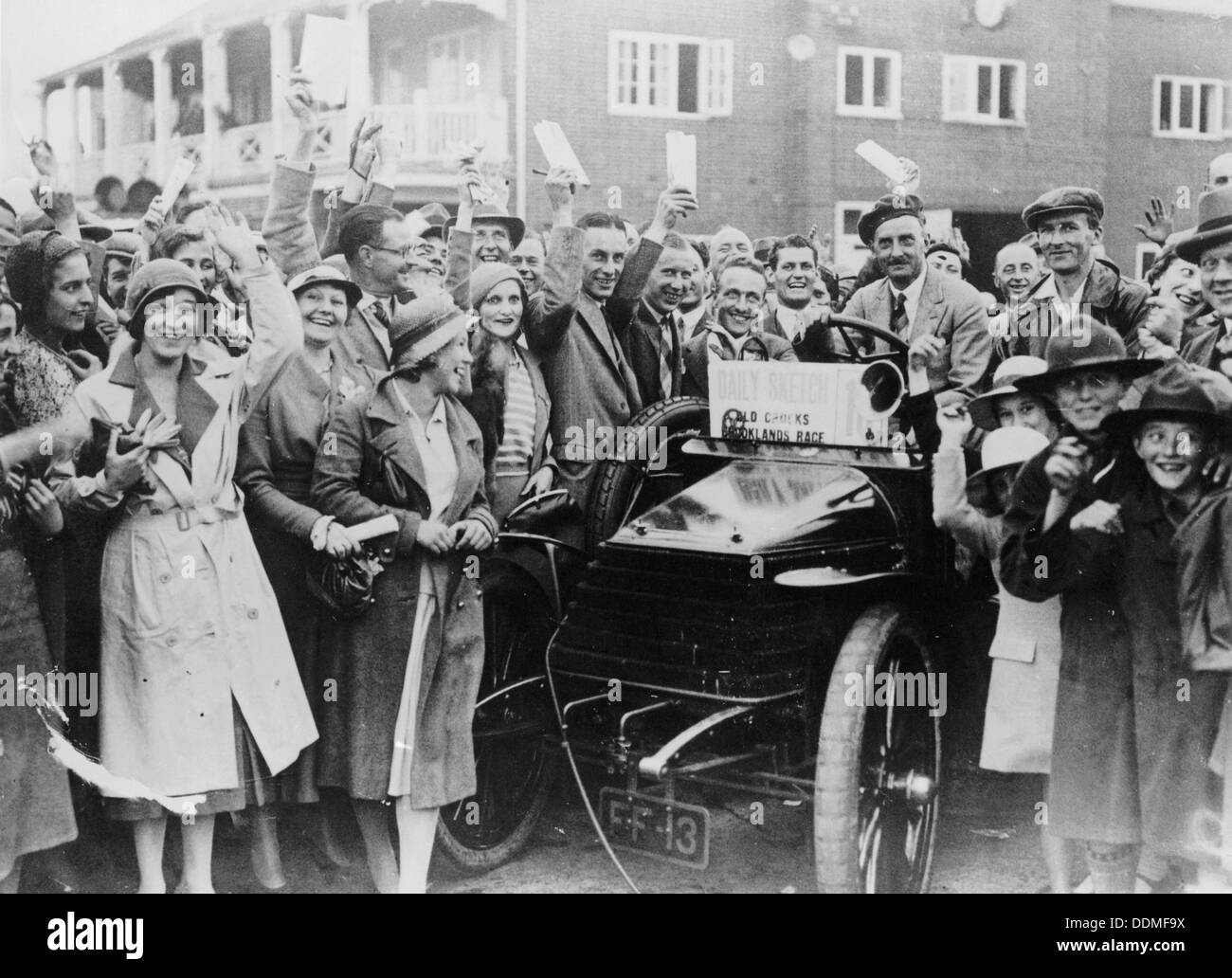 Ein 1904 Wolseley inmitten einer Masse von jubelnden Menschen, Brooklands, Surrey, Ende der 20er Jahre - Anfang der 1930er Jahre. Artist: Unbekannt Stockfoto