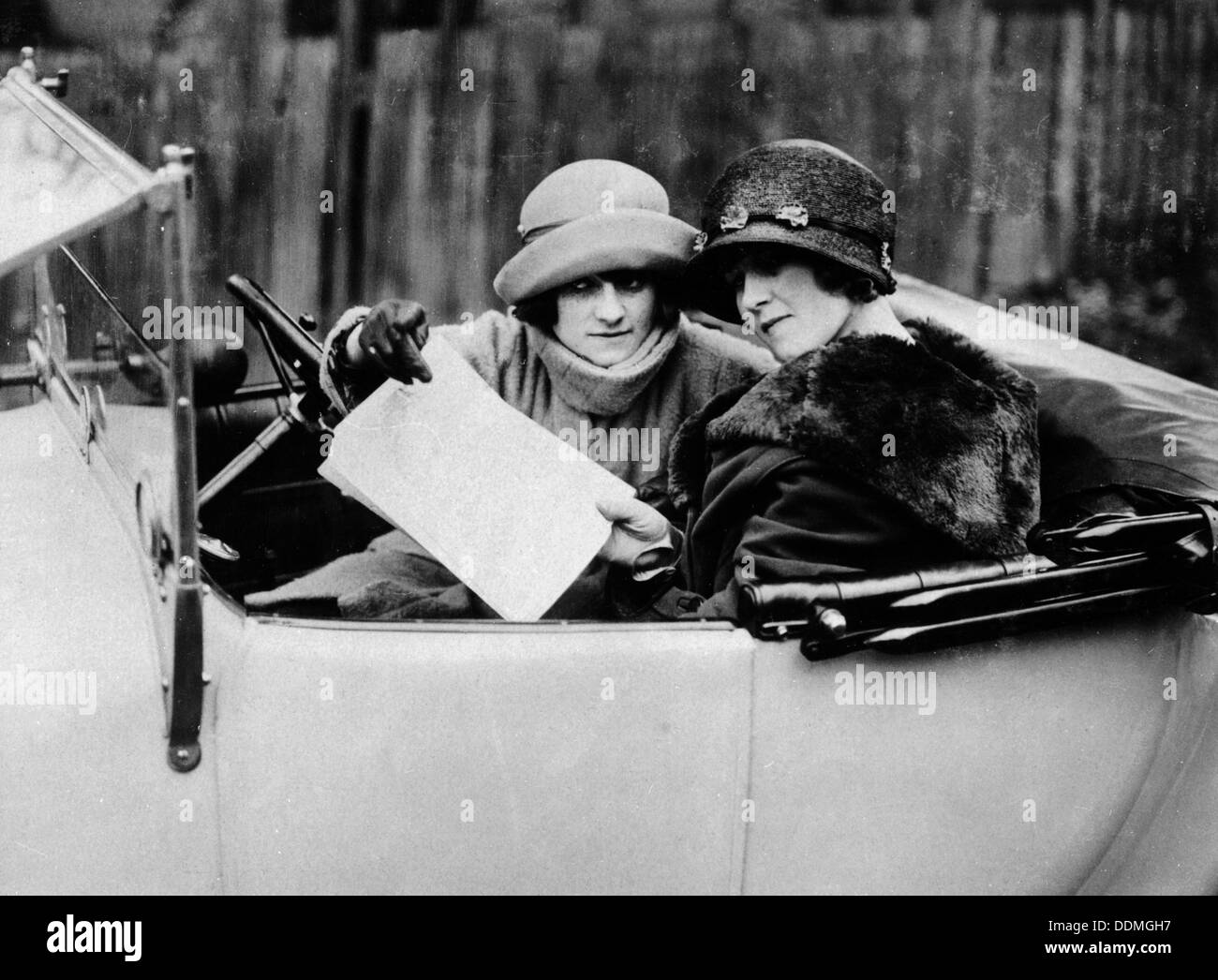 Zwei Frauen in einem 11,9 hp Calcott, c 1922. Artist: Unbekannt Stockfoto