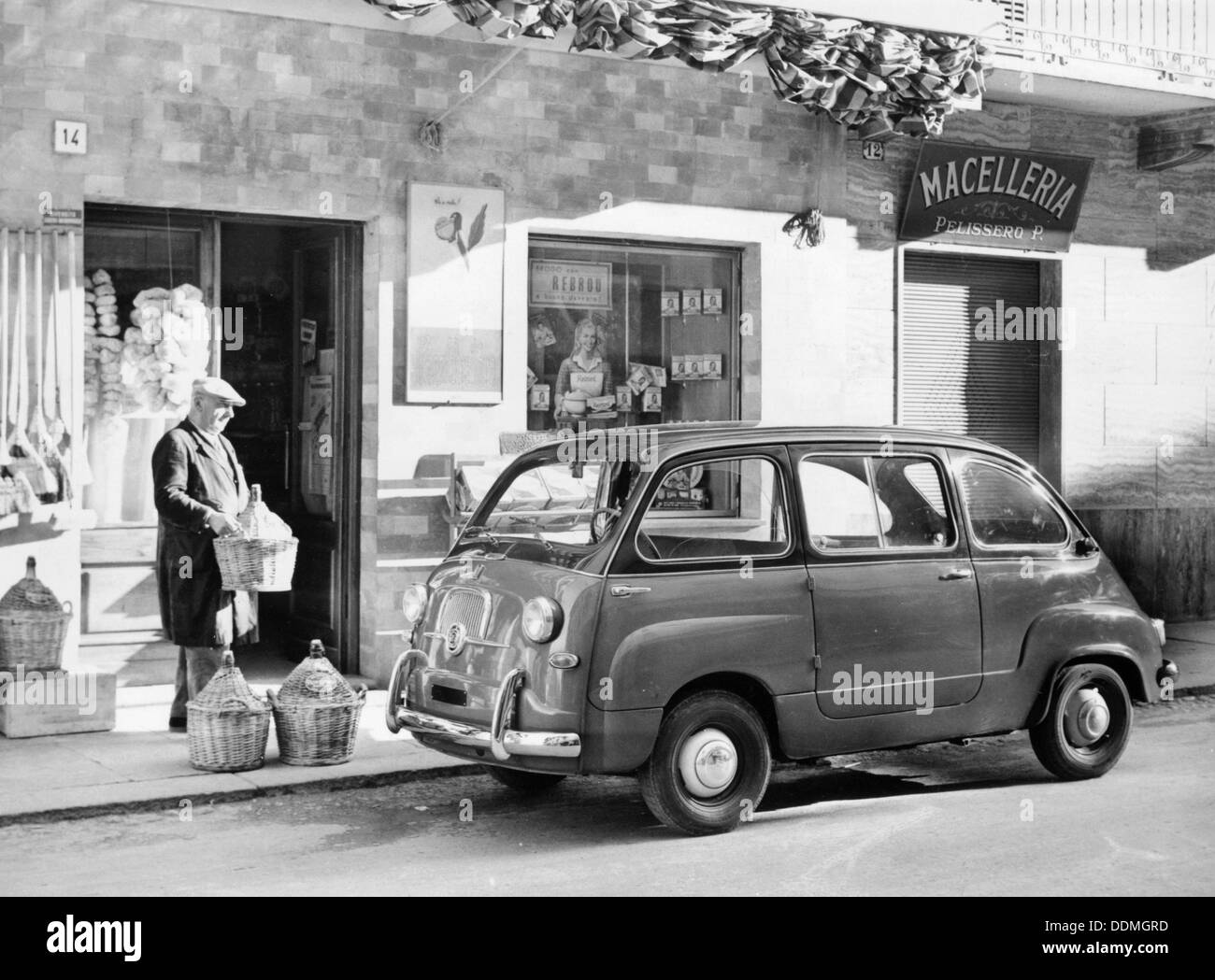 Fiat 600 Multipla außerhalb eines Shop, (c 1955 - c 1965?). Artist: Unbekannt Stockfoto