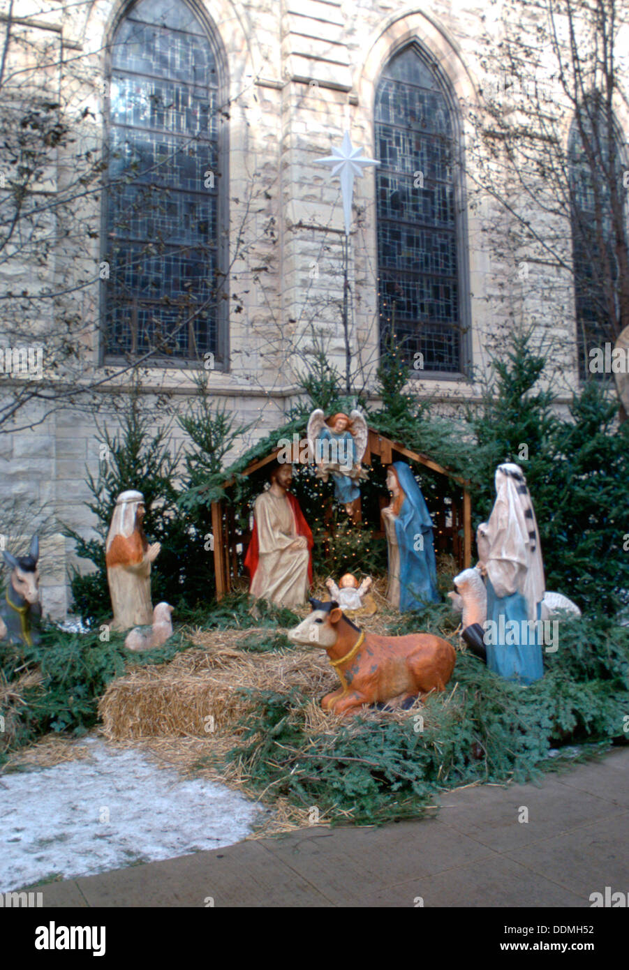 Krippe vor einer Kirche. Weihnachtsfeiern Stockfoto