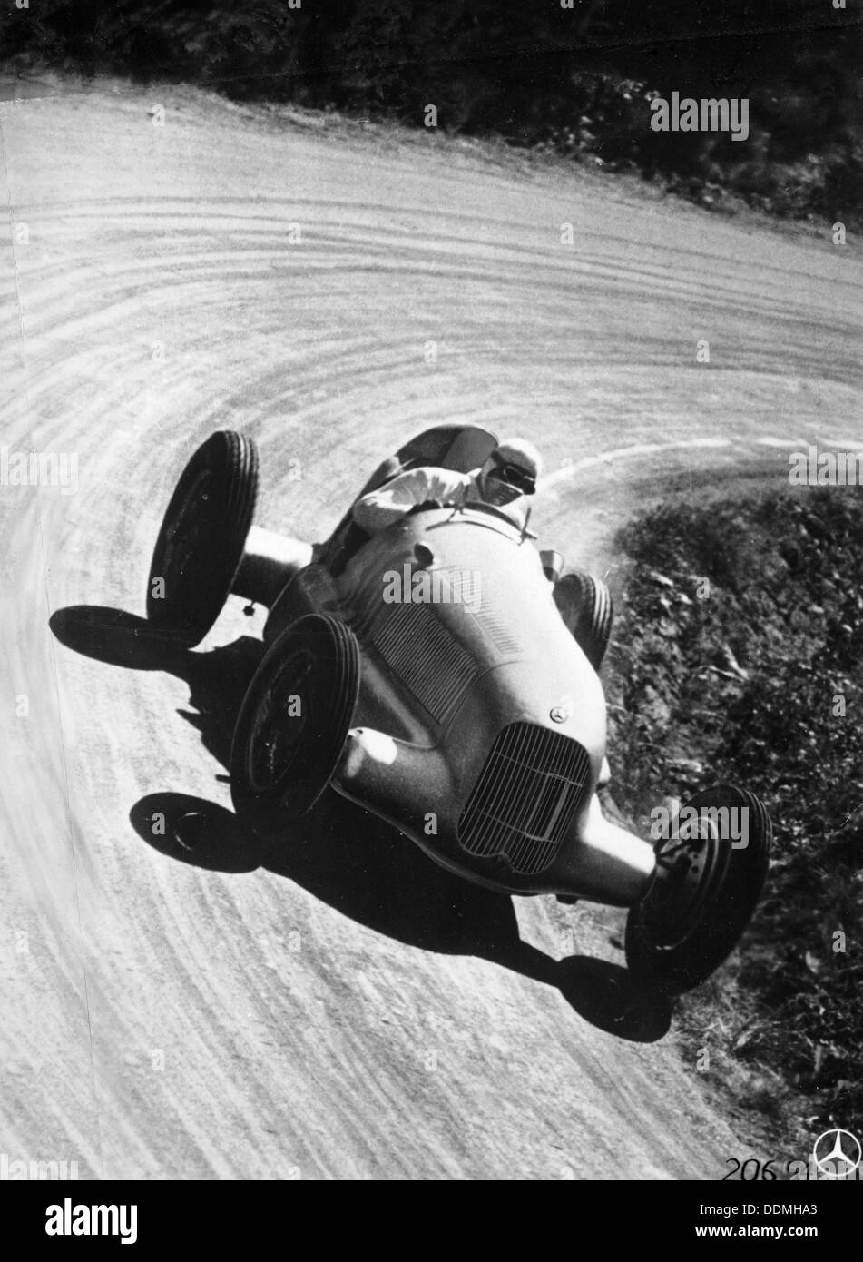 Manfred von Brauchitsch fährt Mercedes-Benz W 25 Grand Prix Rennwagen ...