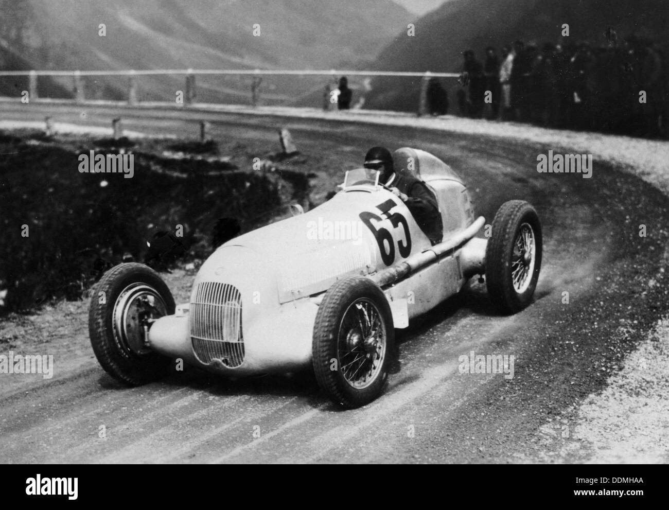 Rudolf Caracciola fährt Mercedes-Benz W 25 Grand Prix Rennwagen, c 1934 ...