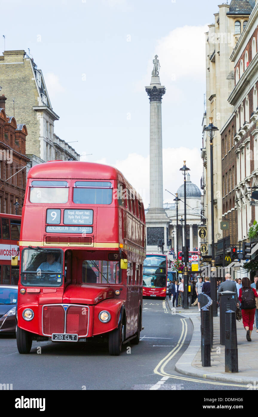 Einem alten roten Londoner Bus mit Nelson Säule in den Hintergrund. Stockfoto