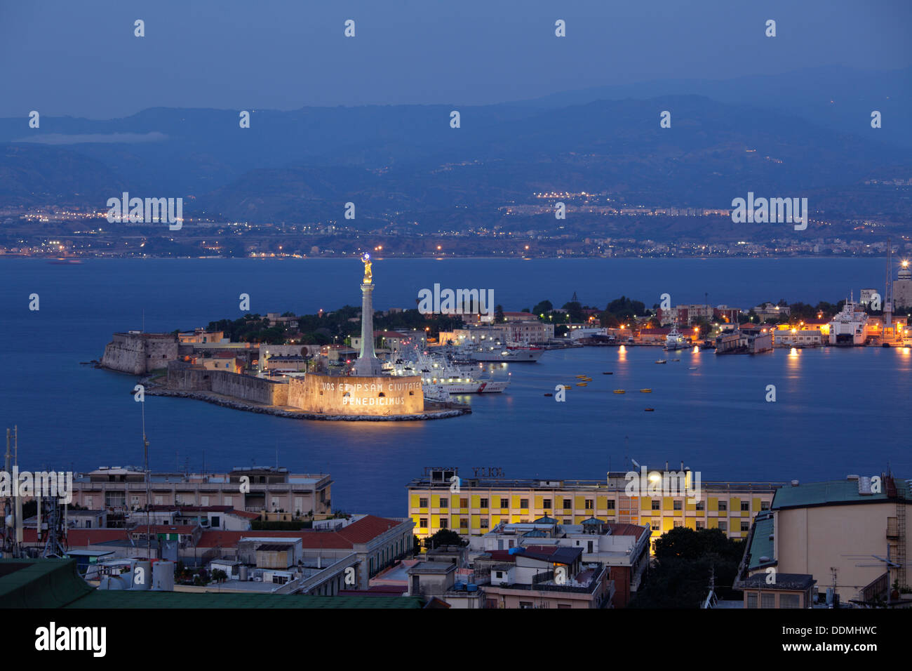 Hafen von Messina mit Kalabrien in den Hintergrund, Sizilien, Italien Stockfoto