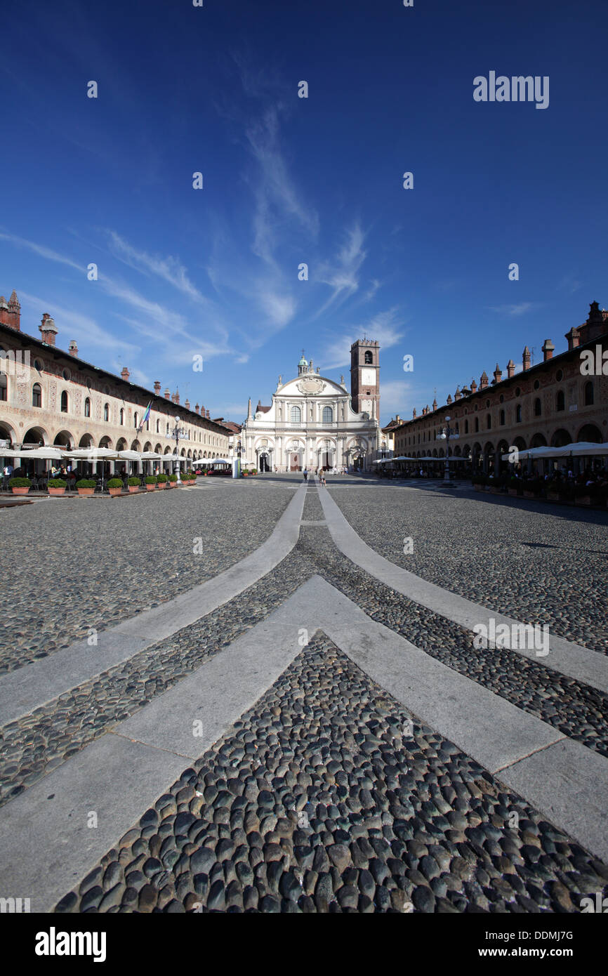 Piazza Ducale mit der Kathedrale Fassade, Vigevano, Lombardei, Italien Stockfoto