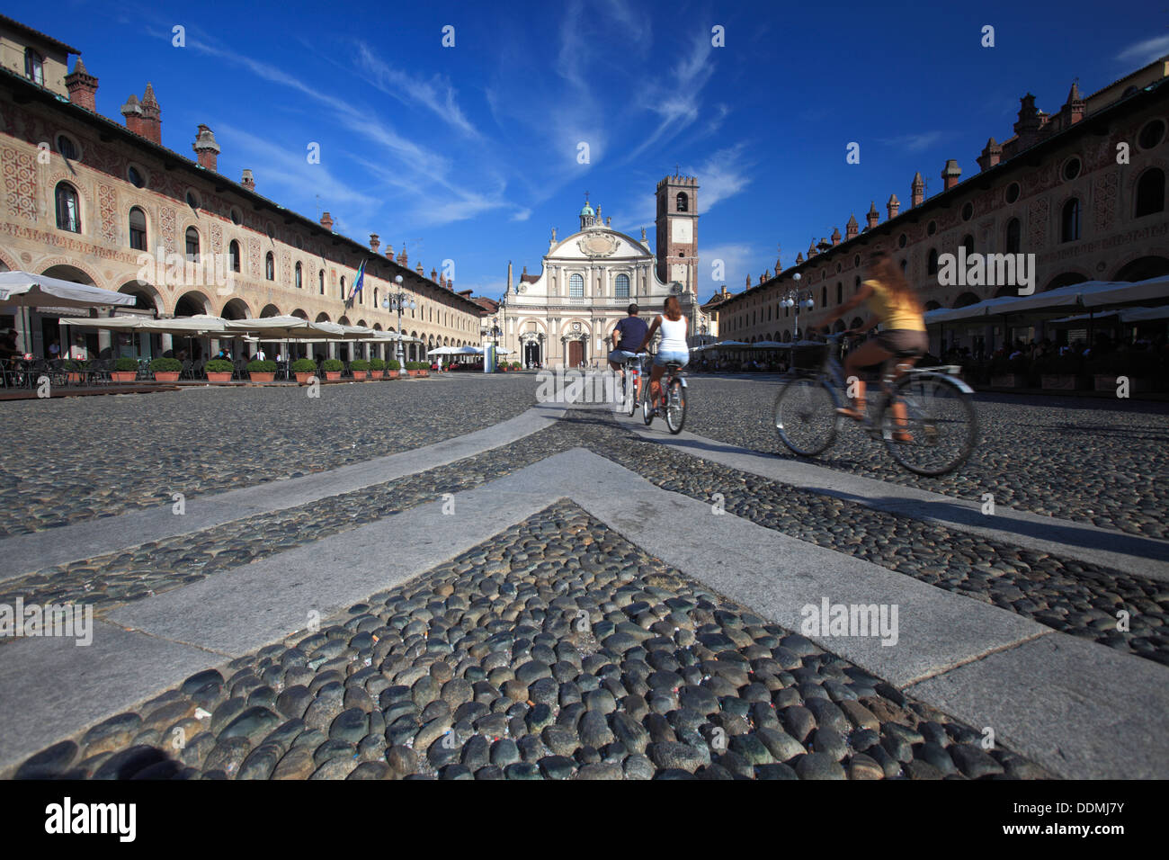 Piazza Ducale mit der Kathedrale Fassade, Vigevano, Lombardei, Italien Stockfoto