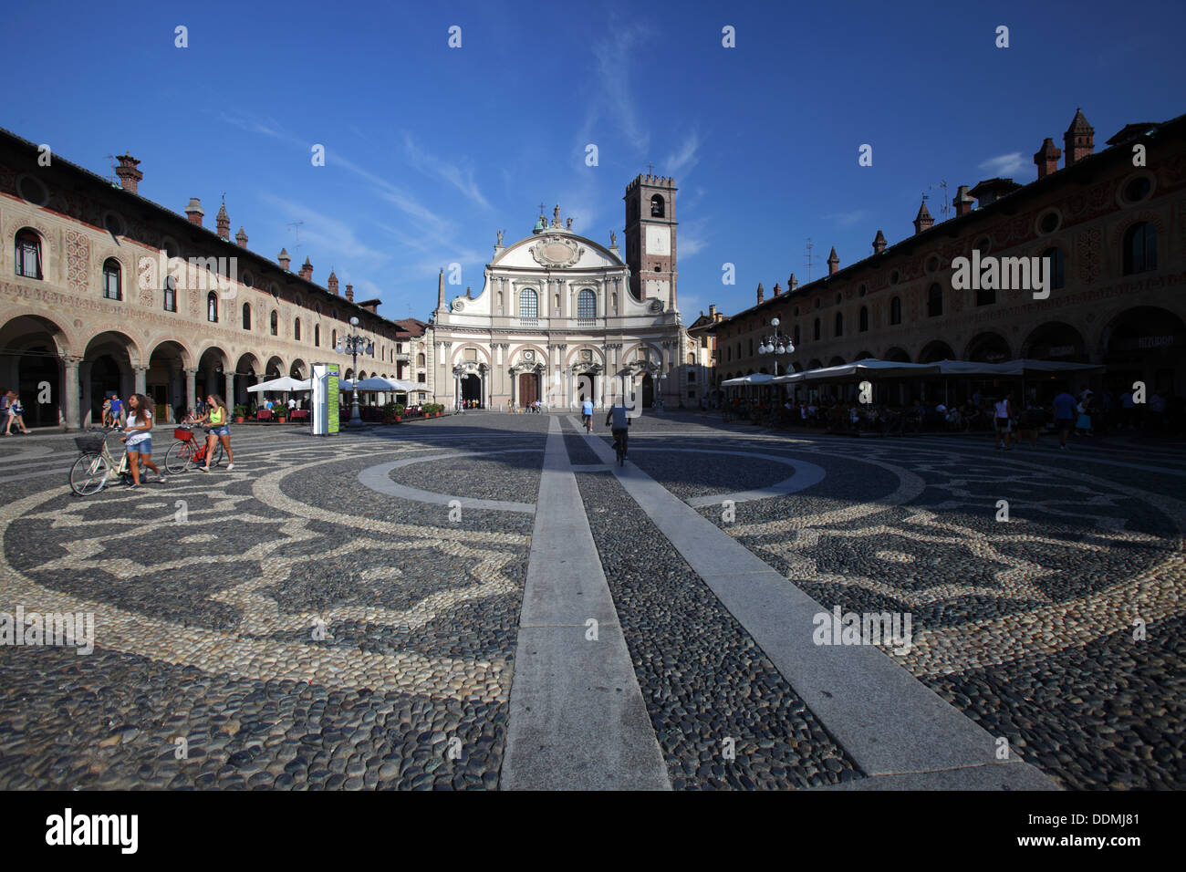 Piazza Ducale mit der Kathedrale Fassade, Vigevano, Lombardei, Italien Stockfoto