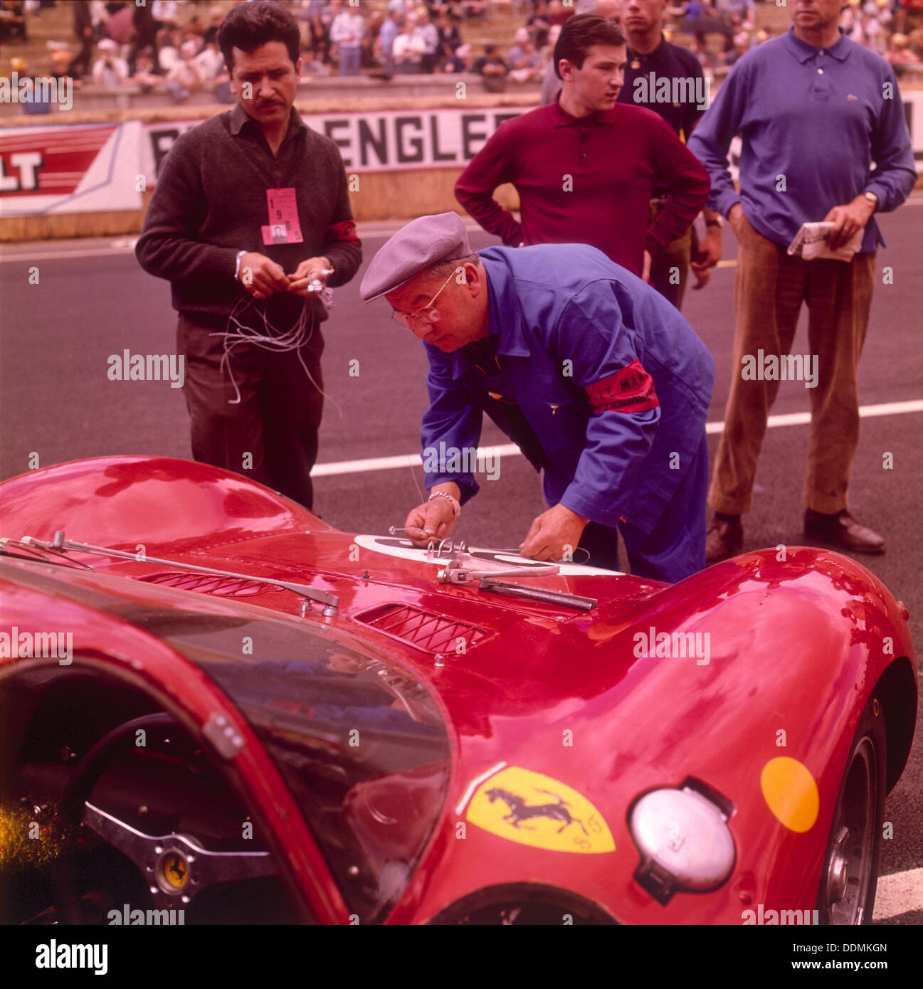 Der Ferrari Pit, Le Mans, Frankreich, 1965. Artist: Unbekannt Stockfoto