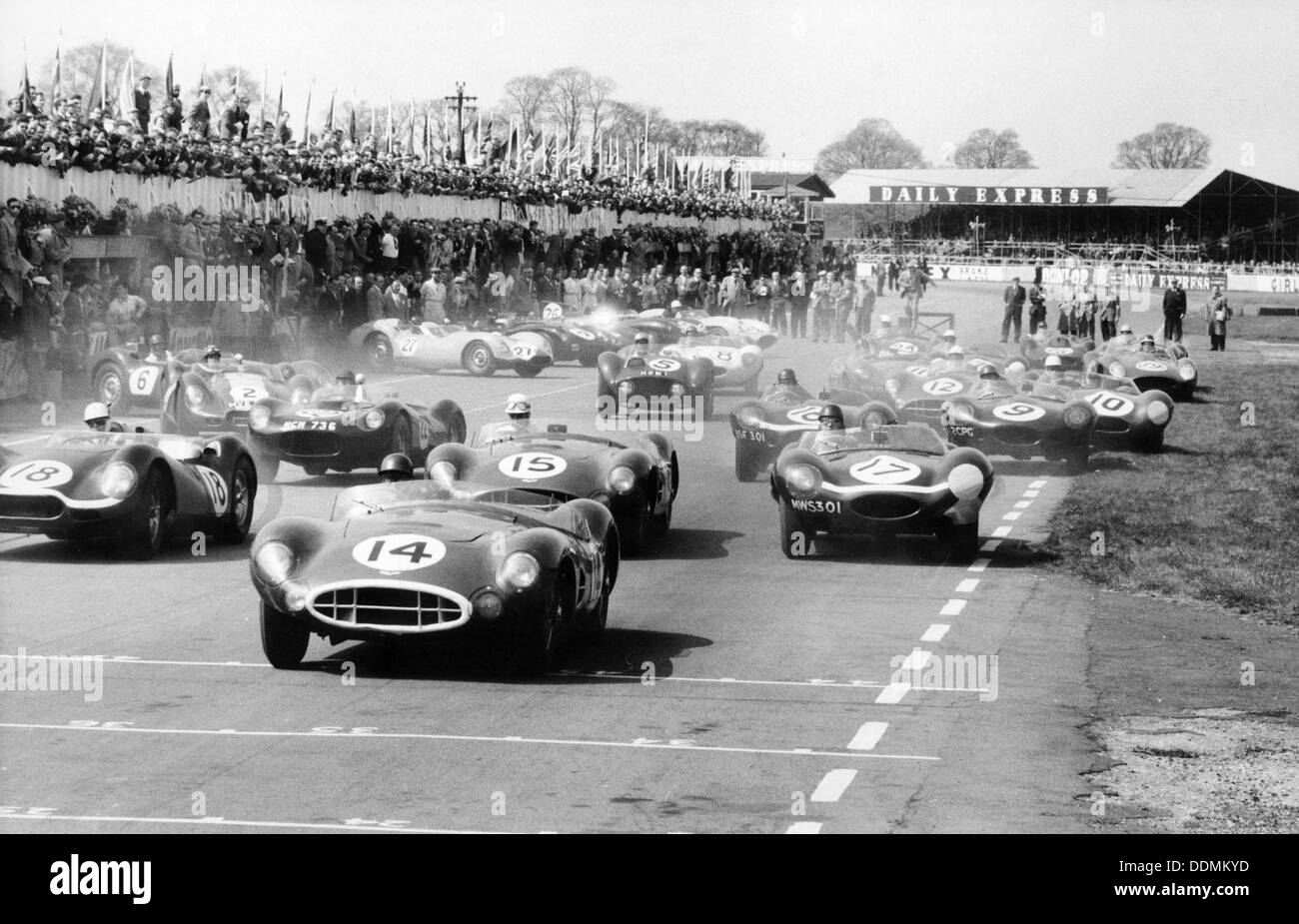Szene am Anfang von einem Sportwagen-Rennen, Silverstone, Northamptonshire, (1950er?). Künstler: Maxwell Boyd Stockfoto