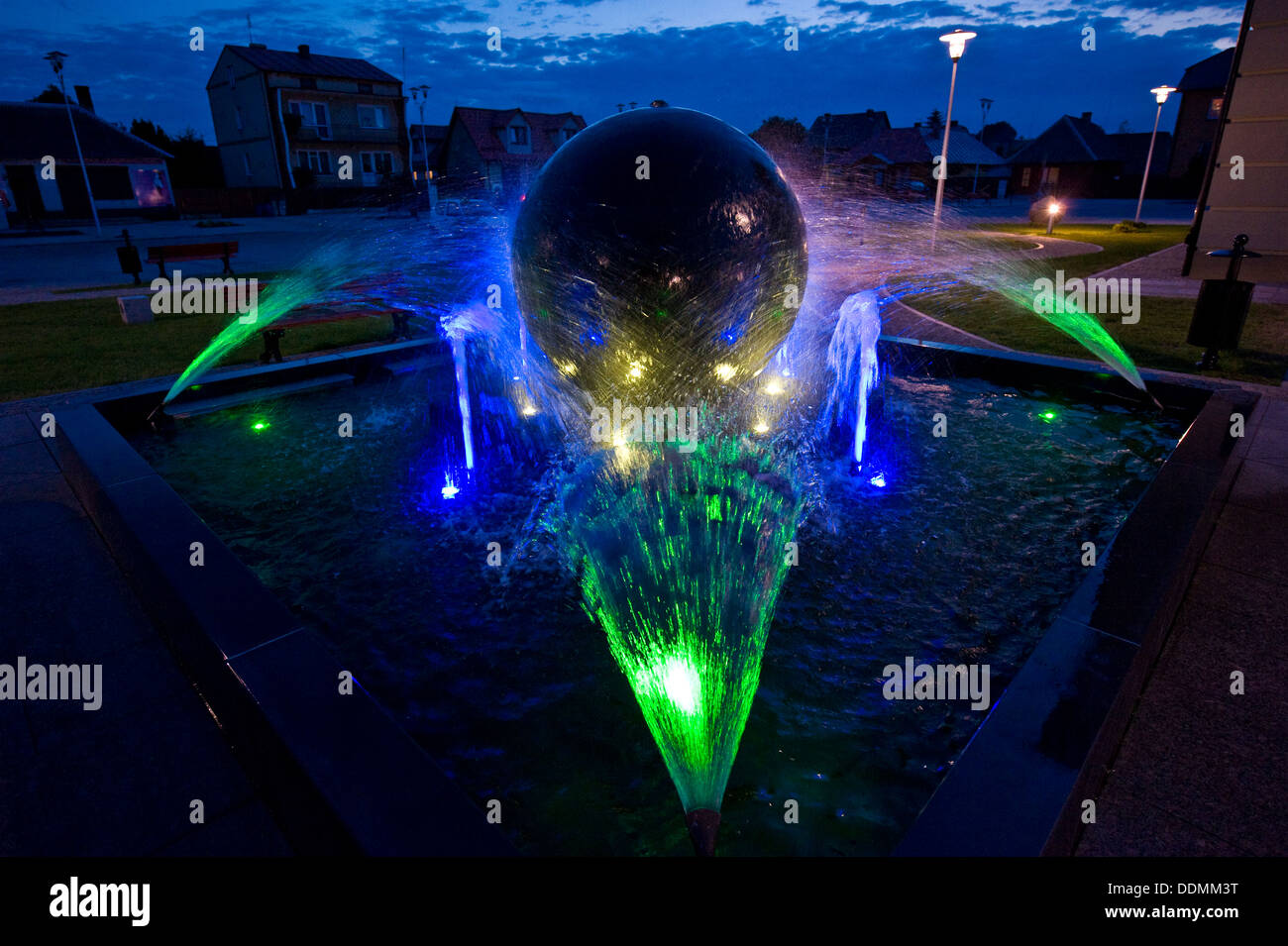 Ein beleuchteter Brunnen auf dem wichtigsten Platz Daleszyce, einer kleinen Stadt in Süden-zentralem Polen. Stockfoto