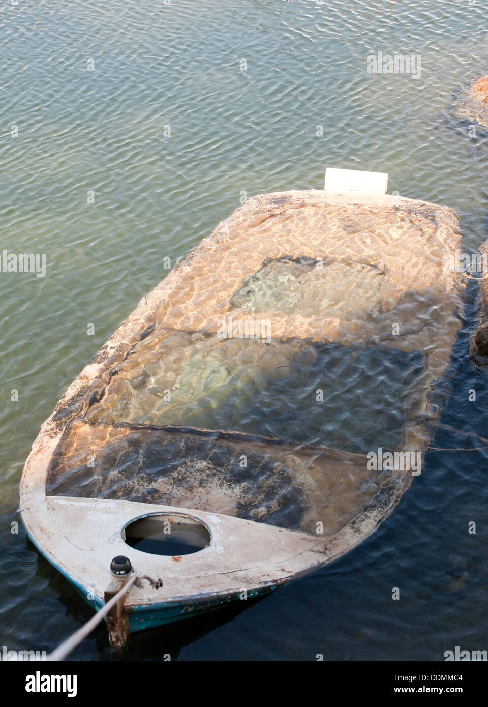 Nahaufnahme des versunkenen Boot unter der Wasseroberfläche Stockfoto