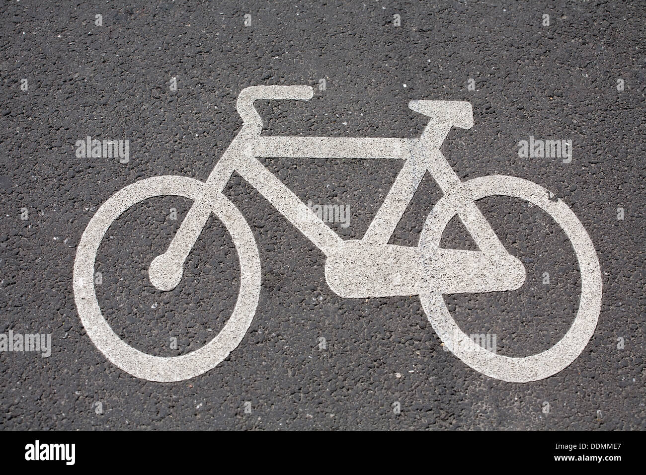 weißen Fahrrad Schild Bild auf schwarzem Asphalt Straße closeup Stockfoto