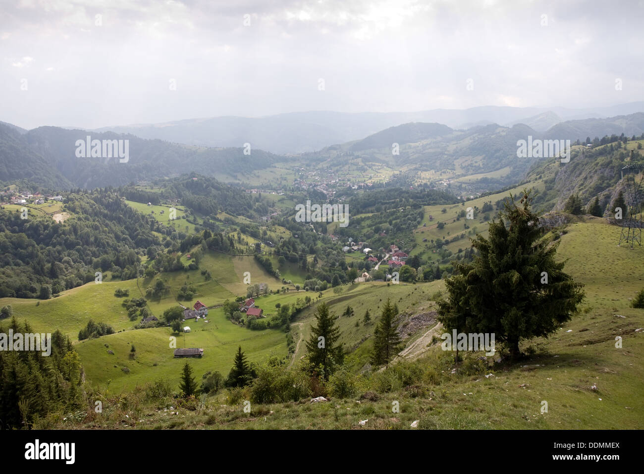 Bergsommer ländliche Landschaft der rumänischen Karpaten Stockfoto