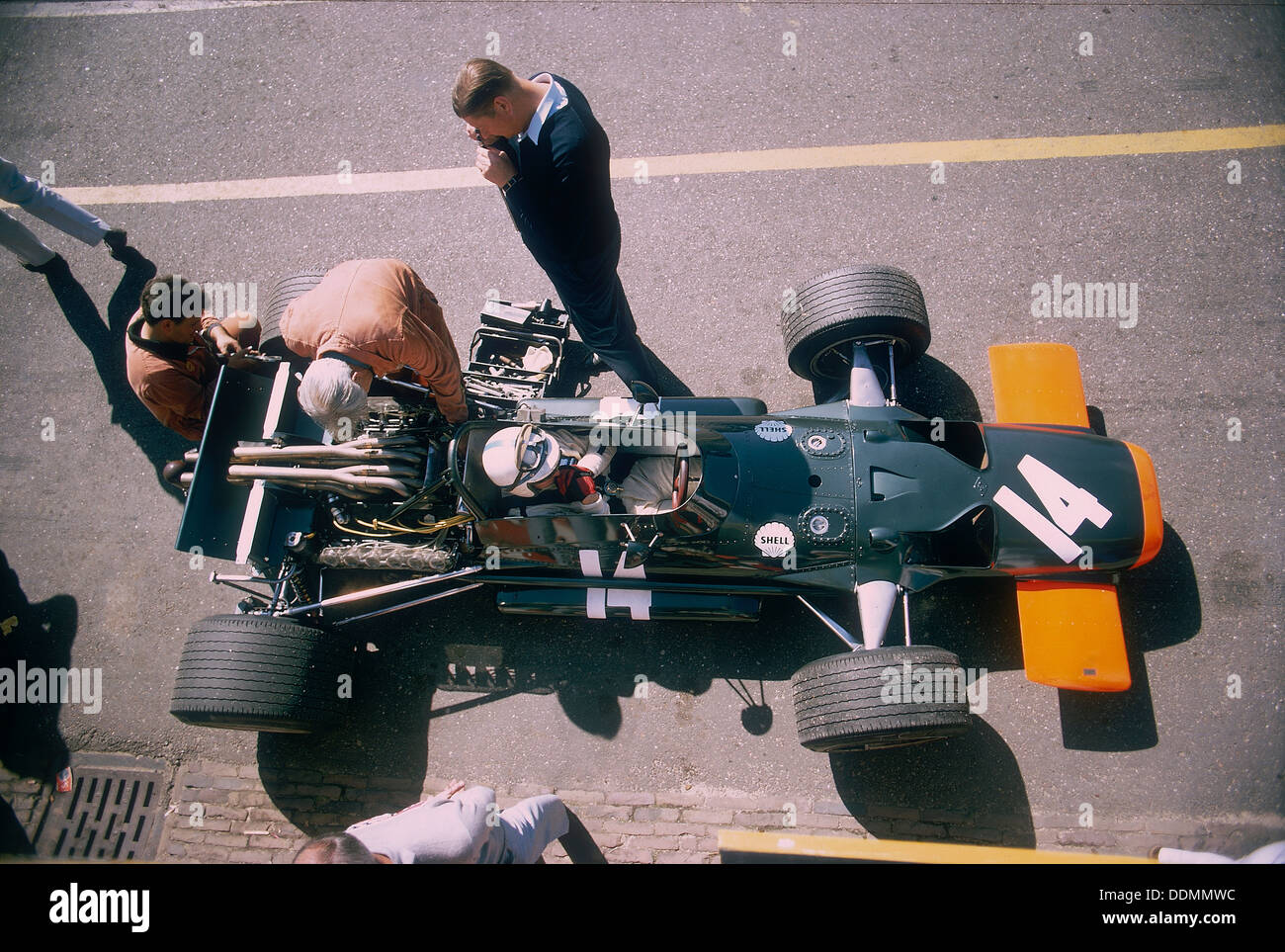 John Surtees in seinem Brm am britischen Grand Prix, Silverstone, Northamptonshire, 1969. Artist: Unbekannt Stockfoto