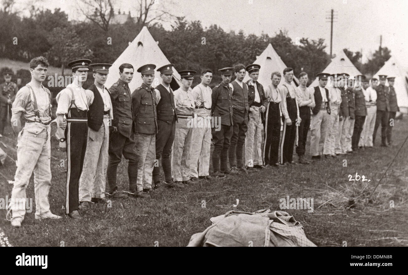 Rowntree jungen Linie bis zur Inspektion außerhalb ihrer Zelte, Coniston, Cumbria, Sommer 1913. Artist: Unbekannt Stockfoto