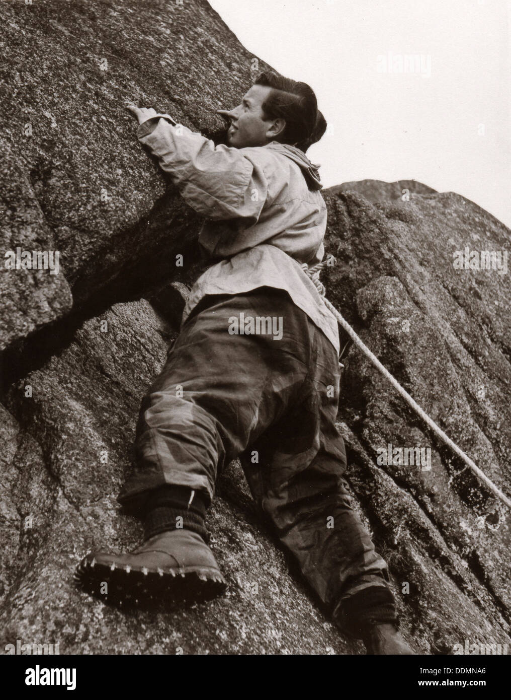 Junge klettern Fels, Outward Bound Schule, Eskdale, Cumbria, 1950. Artist: Unbekannt Stockfoto
