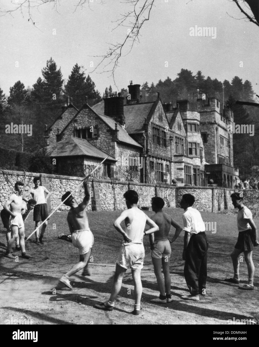 Jungen Praxis Speer, Outward Bound Schule, Eskdale, Cumbria, 1950. Artist: Unbekannt Stockfoto