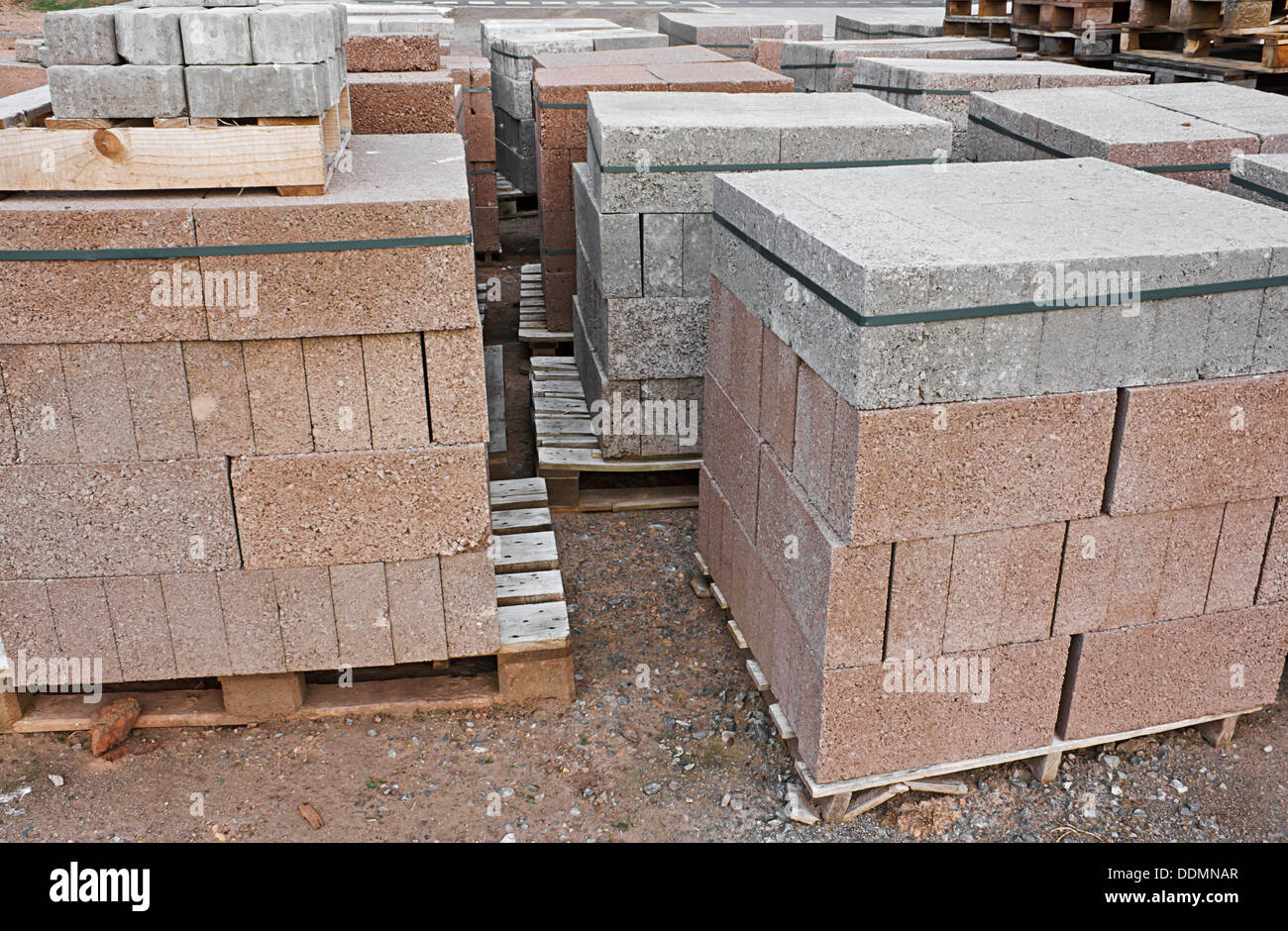 Kufen der Brise Blöcke bei einem Bauherren Supplies Hof auch bekannt als Schlackensteine in den USA oder Beton Mauerwerk Einheiten Stockfoto