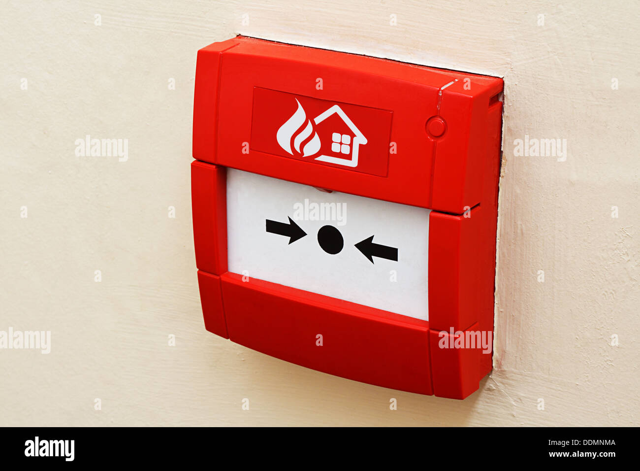Wand montiert Red Fire Alarm-Taste verwendet, um Warnsysteme in Gebäuden zu aktivieren Stockfoto