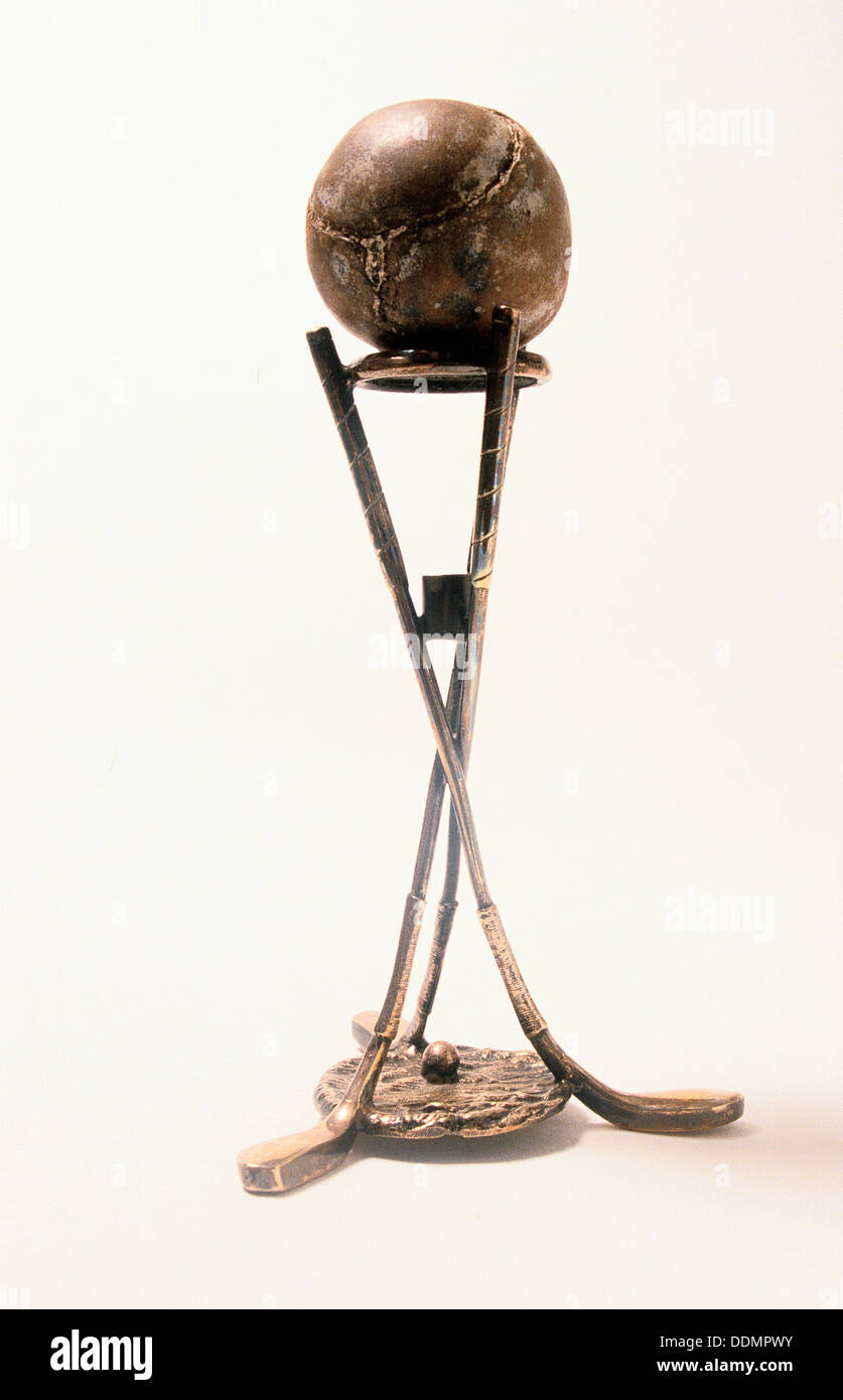Hole-in-one silver Halter mit einem featherie ball, c 1900. Artist: Unbekannt Stockfoto