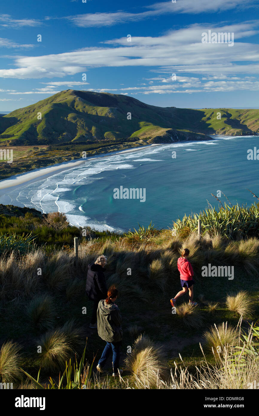 Touristen auf dem Weg zu The Chasm, Allans Beach und Mt Charles, Otago Peninsula, Dunedin, Otago, Südinsel, Neuseeland Stockfoto