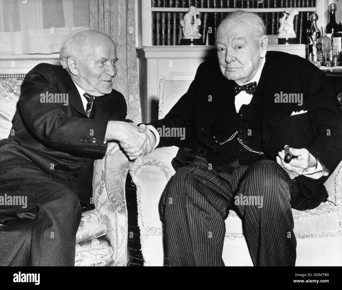 Winston Churchill, der ehemalige britische Premierminister, withIsraeli Premierminister David Ben Gurion. Artist: Unbekannt Stockfoto