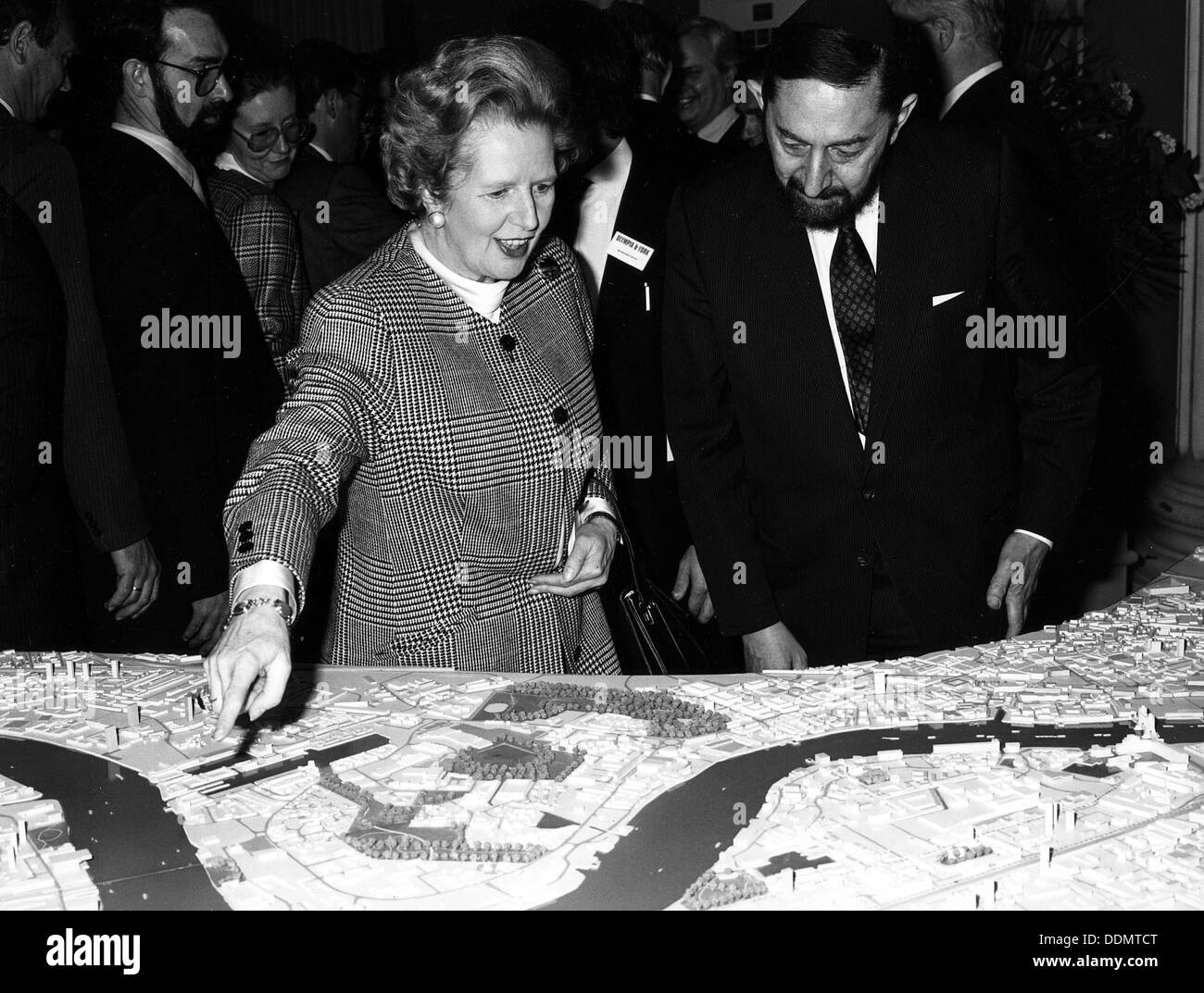 Margaret Thatcher (1925-), der britische Premierminister, die Anzeige des Canary Wharf, 1988. Artist: Unbekannt Stockfoto