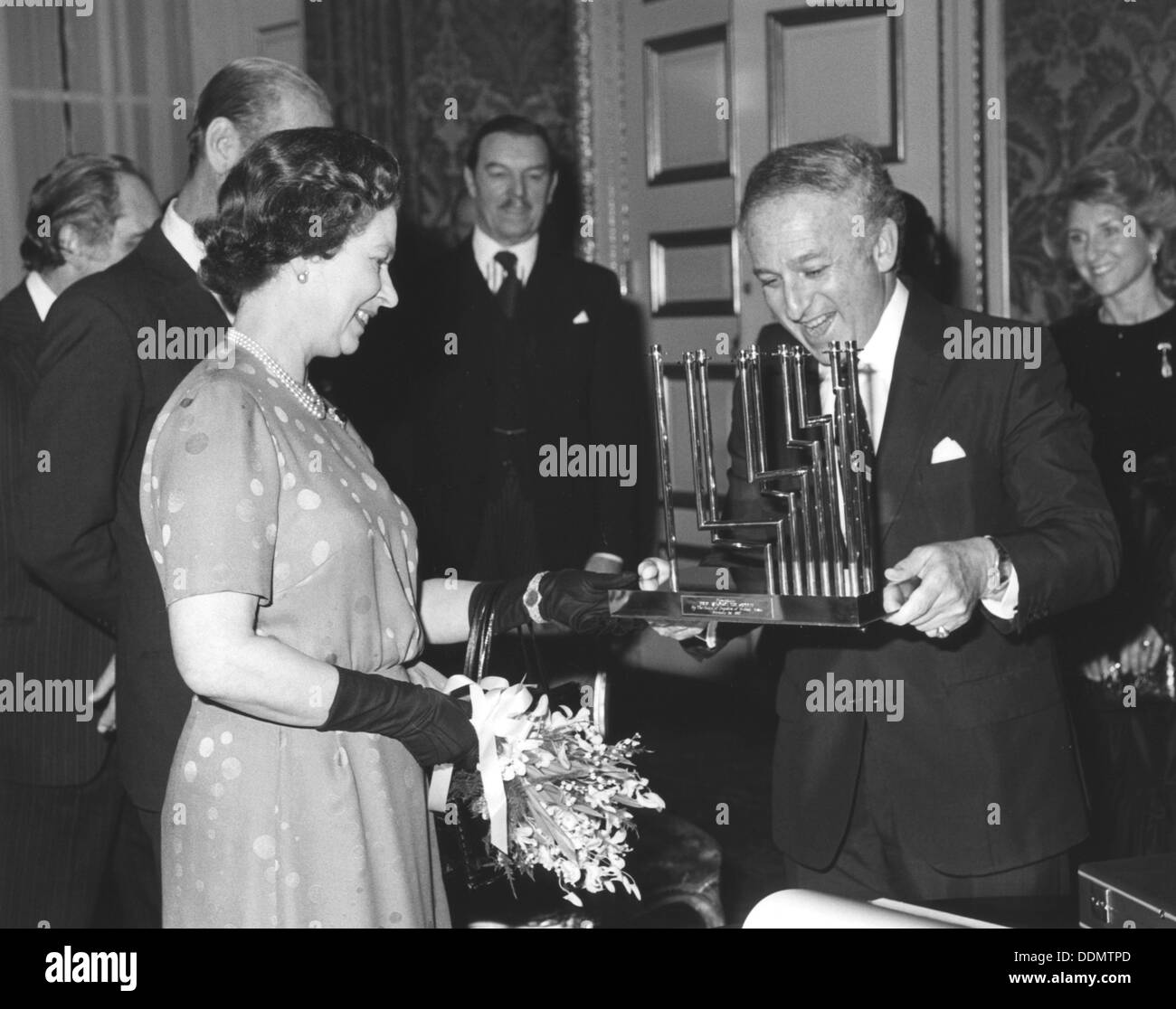 Greville Janner stellt die Königin mit einer Menora, Dezember 1982. Künstler: Sidney Harris Stockfoto