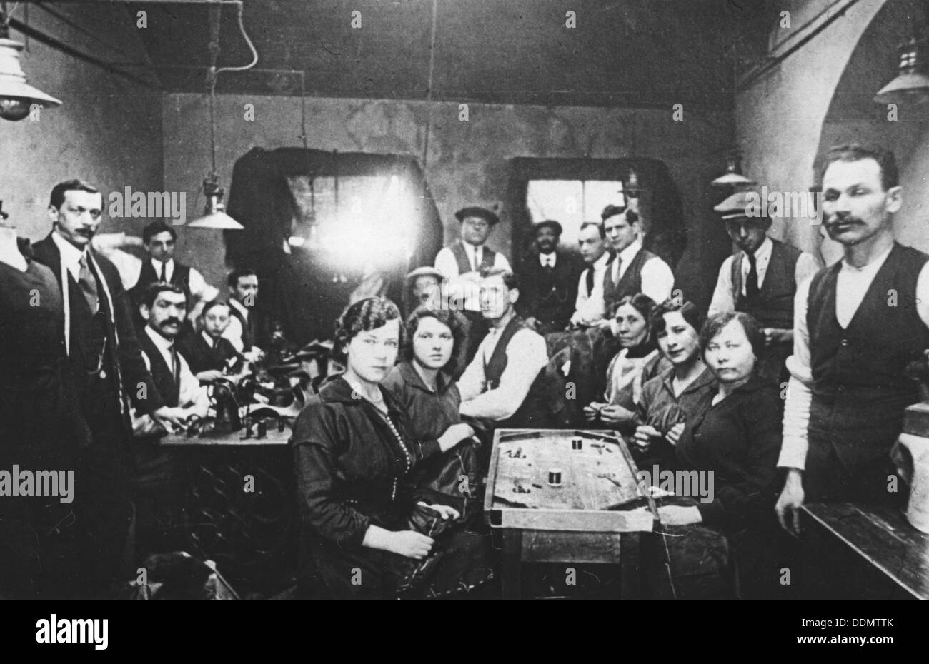 Sweatshop, East End von London, c 1920. Artist: Unbekannt Stockfoto