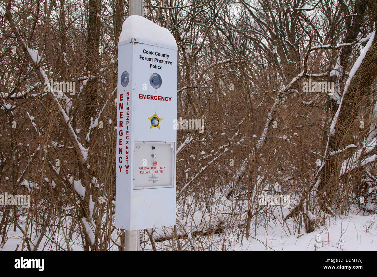 Cook County bewahren Forstpolizei emergency Call Box. Feldweg Wald Illinois Stockfoto