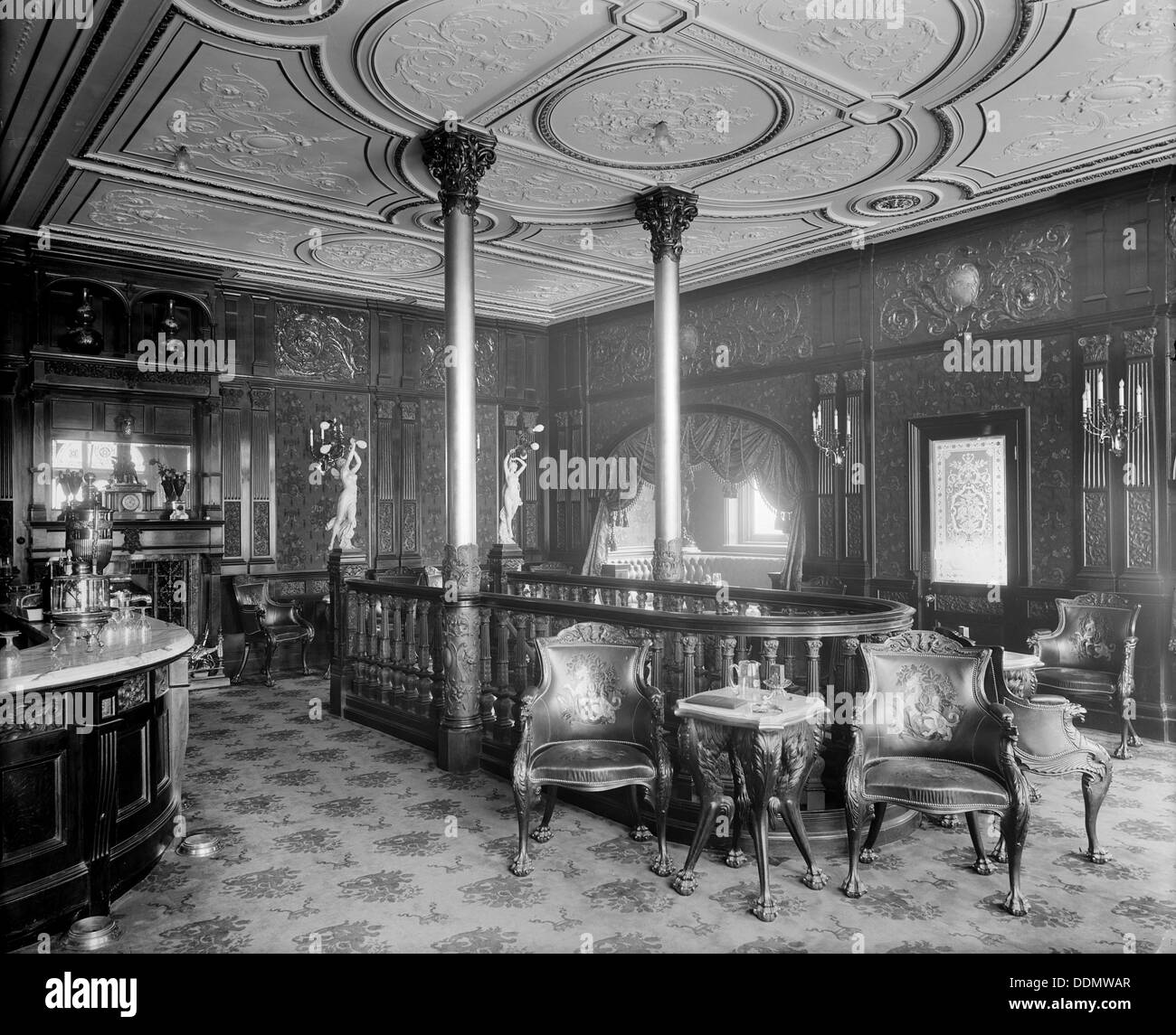 Die Intervall-Bar in The Leicester Leicester Square, London, 1895. Künstler: Bedford Lemere und Unternehmen Stockfoto