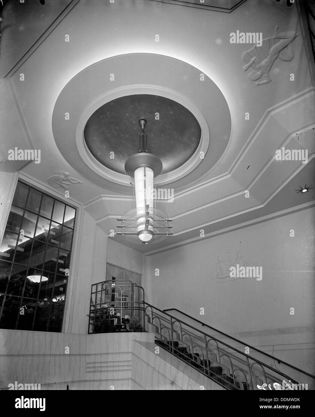 Leuchte im Odeon Leicester Square, London, 1937. Künstler: J Maltby Stockfoto