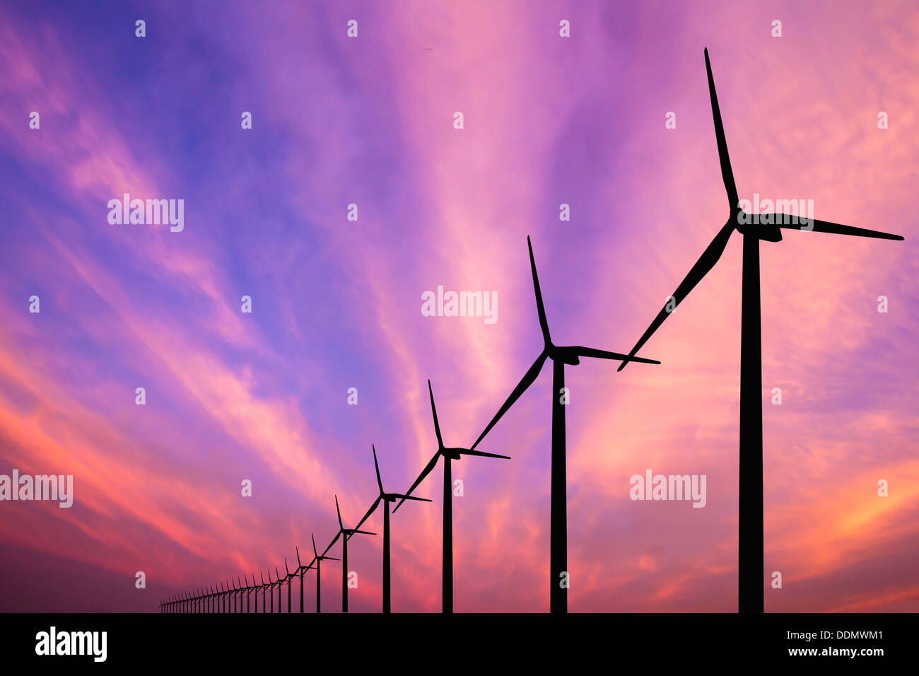 Wind-Turbine-Generator mit Dämmerung Himmel Hintergrund Stockfoto