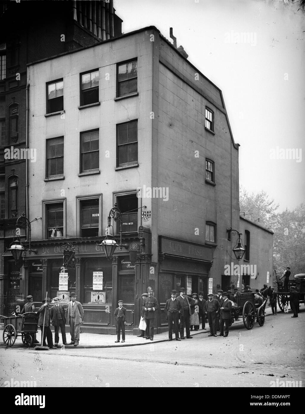 Menschenmenge vor Ye Old Bell Tavern in Pall Mall, London, Künstler: Henry Dixon Stockfoto