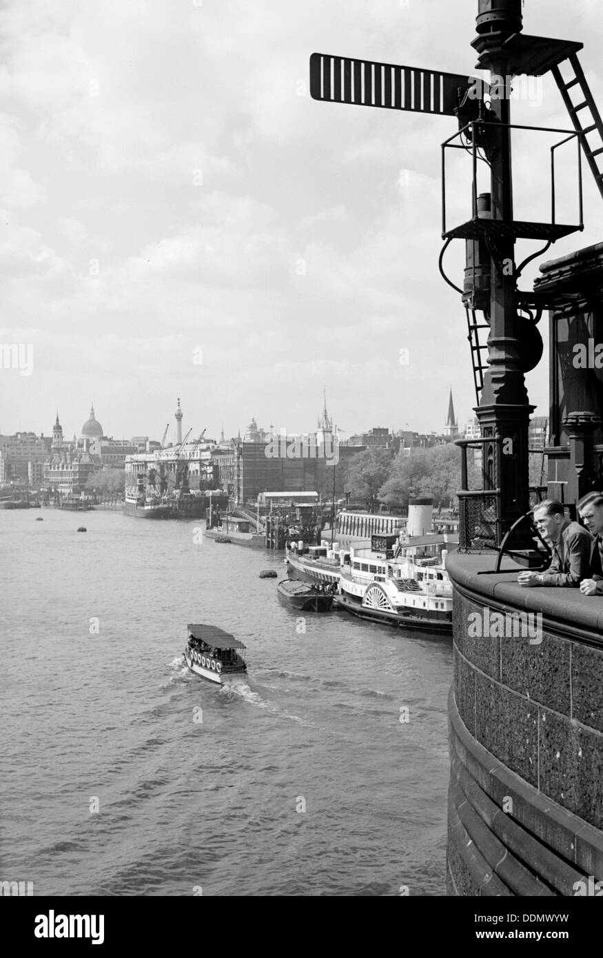 Die Themse in Stepney, London mit einem Versand Signal im Vordergrund, c1945-c1965. Künstler: SW Rawlings Stockfoto