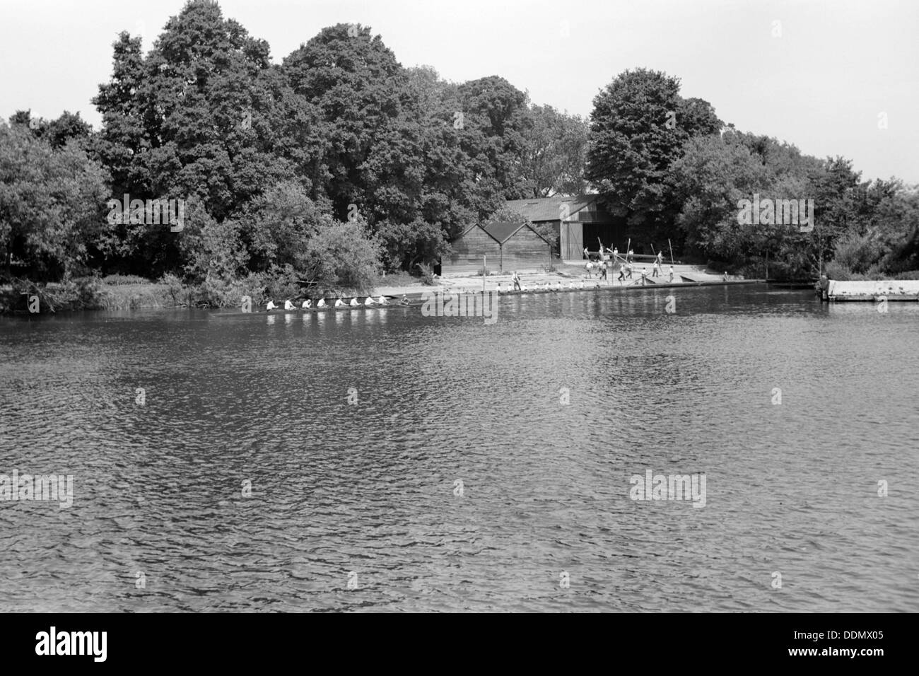 Eton Boys Rudern auf der Themse bei Eton, Berkshire, c1945-c1965. Künstler: SW Rawlings Stockfoto