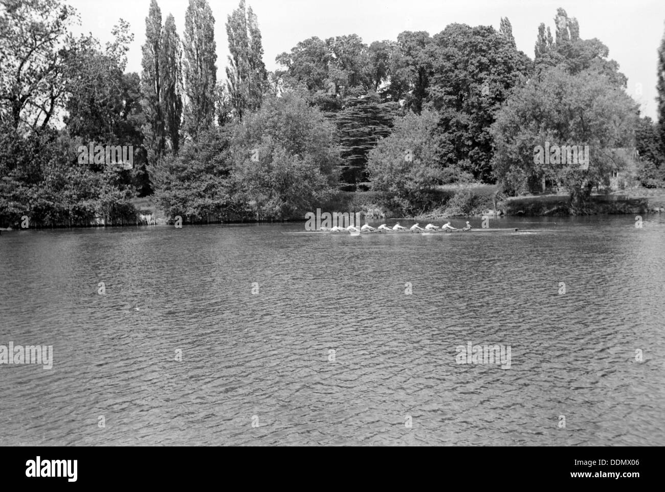 Eton jungen Rudern auf der Themse, Eton, Berkshire, c1945-c1965. Künstler: SW Rawlings Stockfoto