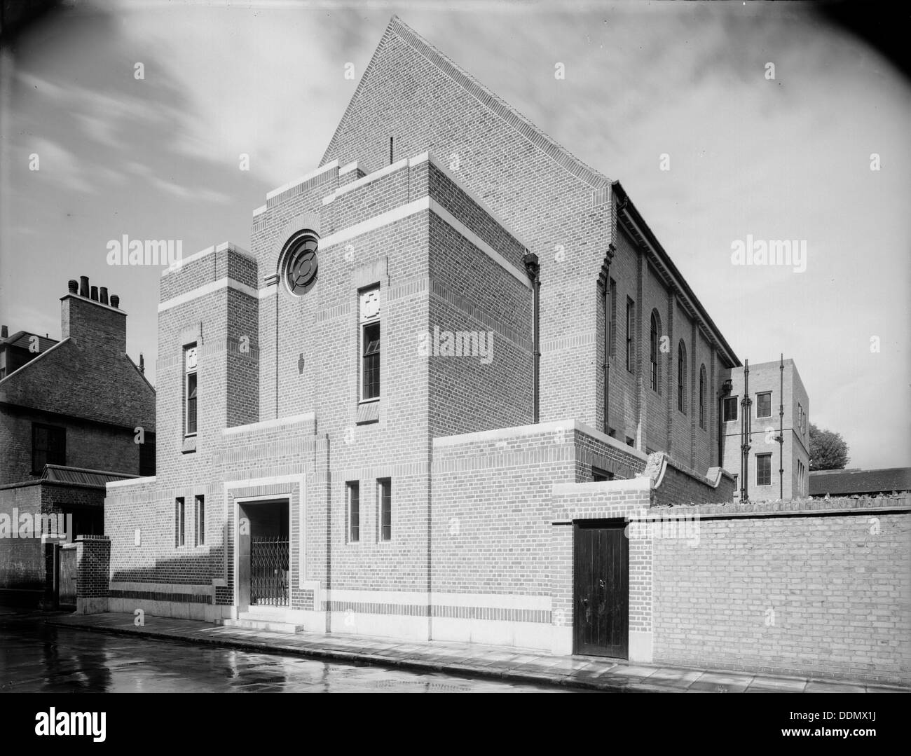 Das Exterieur des St Alphege Kirchensaal, Southwark. Künstler: Herbert Felton Stockfoto