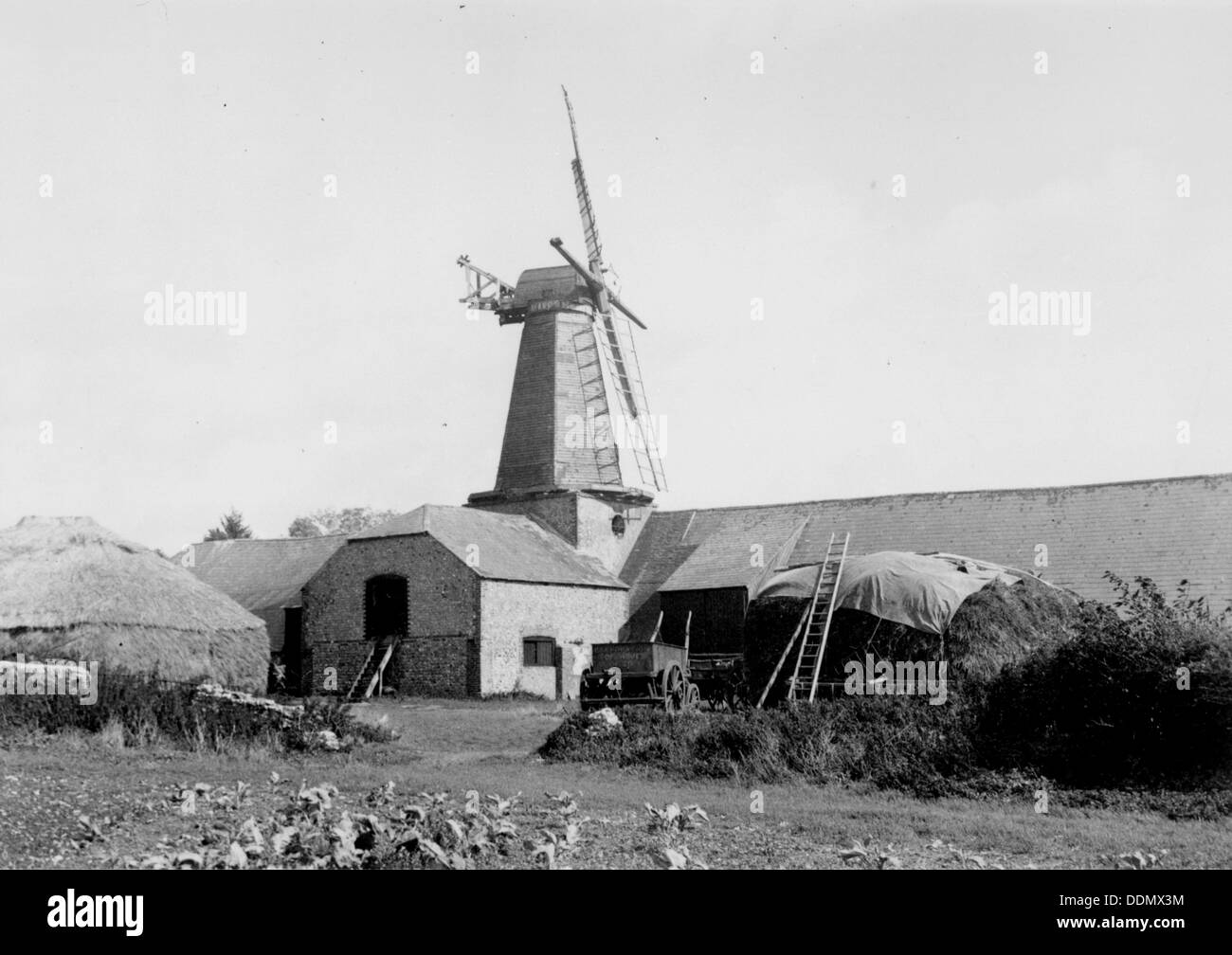 Westen Blatchington Windmühle und Scheunen, East Sussex, vor 1936. Künstler: HES Simmons Stockfoto