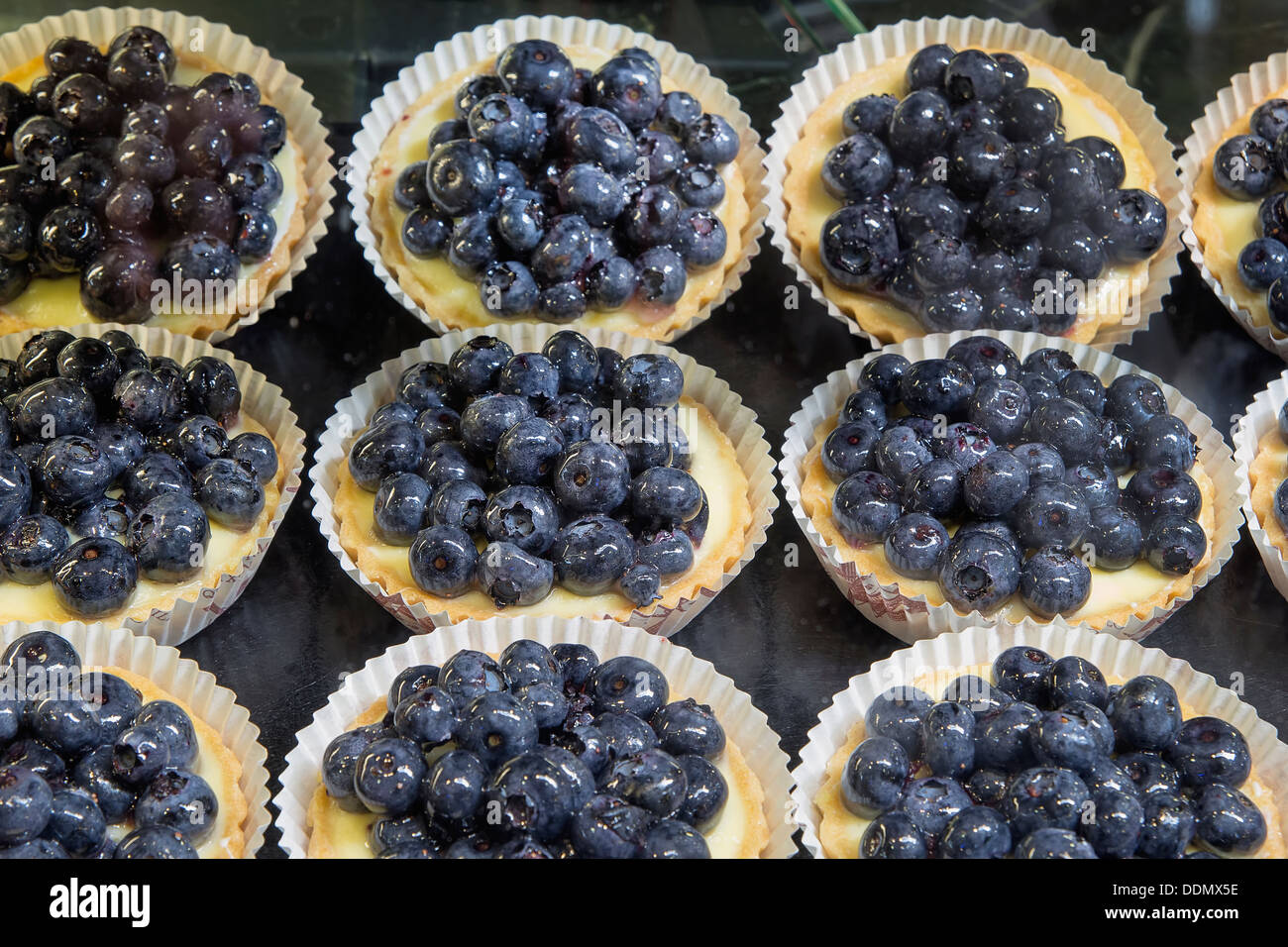 Lemon Curd Obstkuchen mit Heidelbeeren in Bäckerei Stockfoto