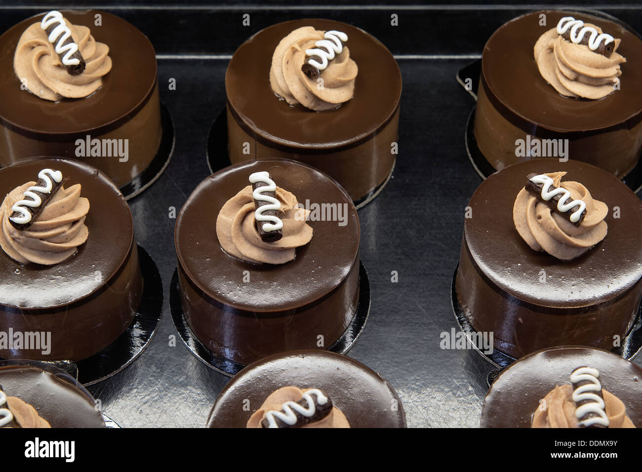 Mousse au Chocolat Torte dekoriert mit geschlagener Sahne und dunkler Schokolade bei Bäckerei Shop Closeup Stockfoto