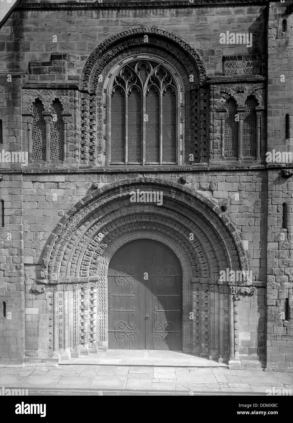 Torbogen am St. Mary, Tutbury, Staffordshire, 1949. Künstler: FJ Palmer Stockfoto