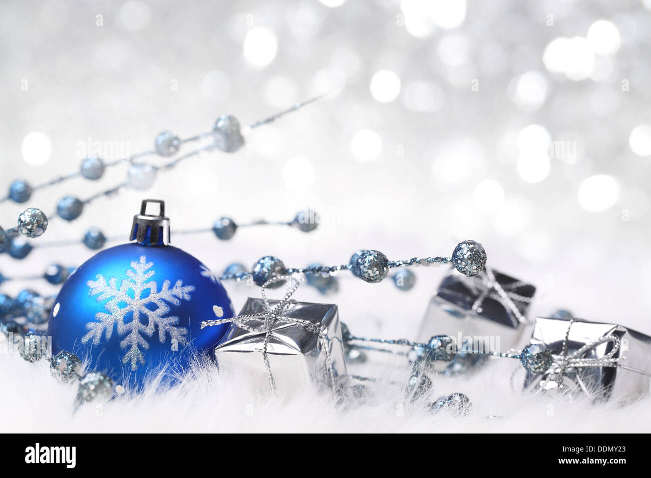 Weihnachtskugel und Geschenkbox auf abstrakten Hintergrund Stockfoto