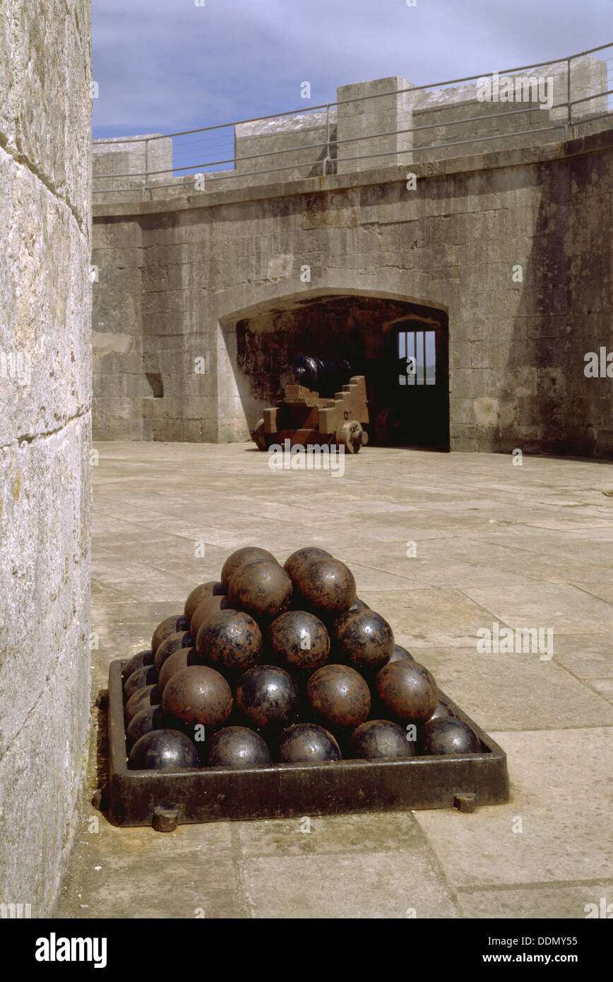 Kanonenkugeln in Portland Castle, Weymouth, Dorset, 1998. Künstler: J Bailey Stockfoto