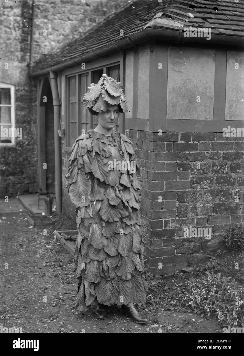 Eine Frau in einem Kohl Blatt Kostüm, Hellidon, Northamptonshire, c1896-c1920. Künstler: Newton Stockfoto