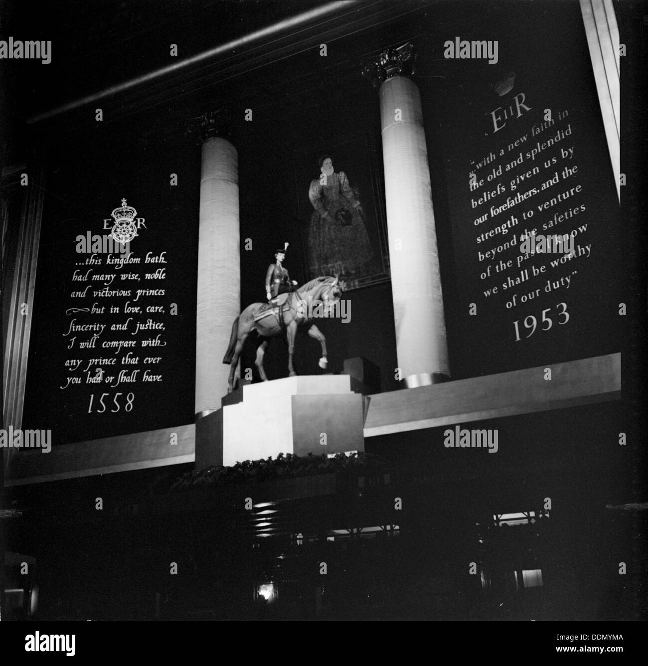 Ein öffentliches Denkmal feiert die Krönung von Elisabeth II., (c 1953 - c 1965?). Schöpfer: SW Rawlings. Stockfoto