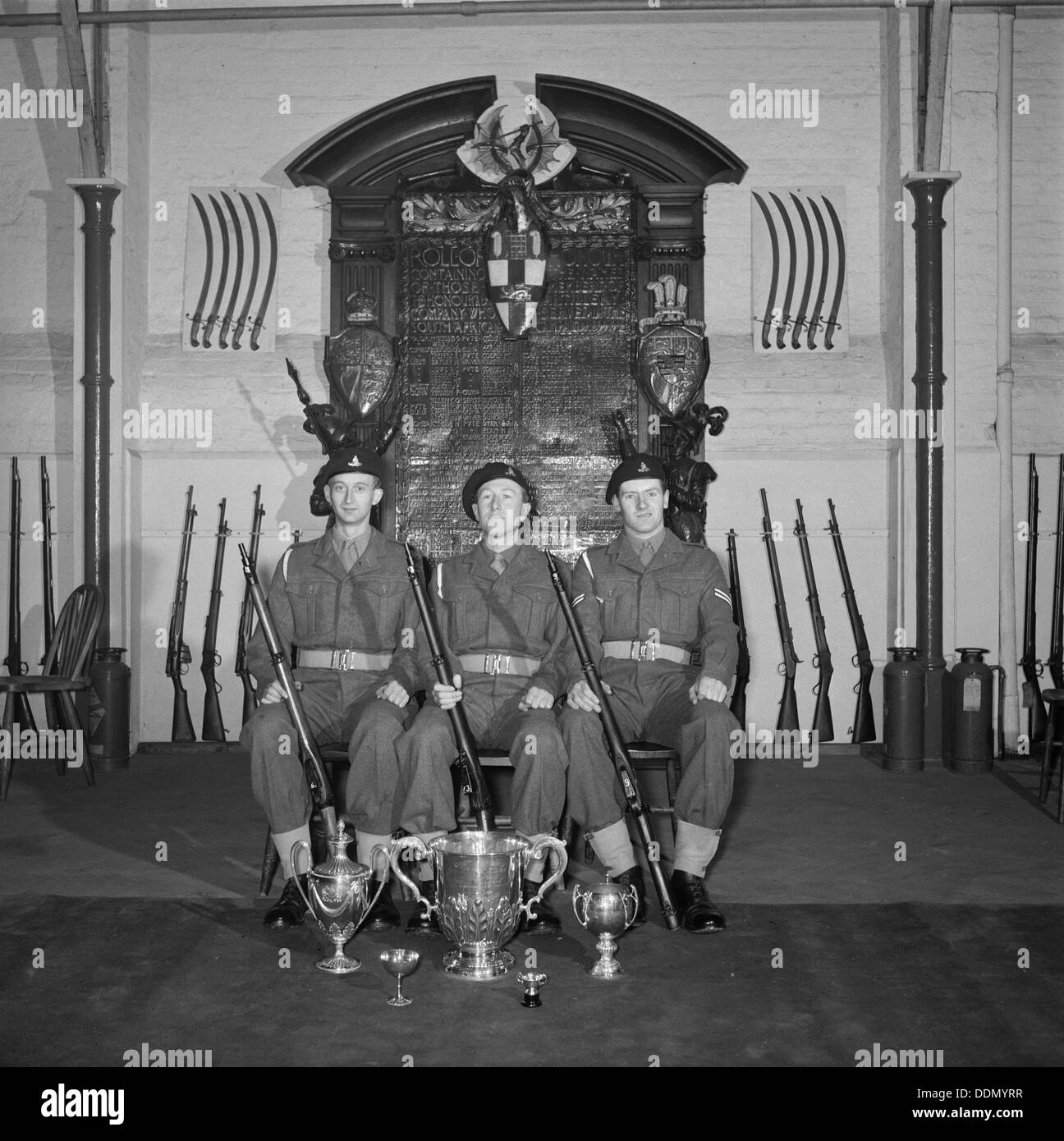 Drei Soldaten gestellt werden, vor der Honourable Artillery Company Kriegerdenkmal, c1945-c1965. Künstler: SW Rawlings Stockfoto