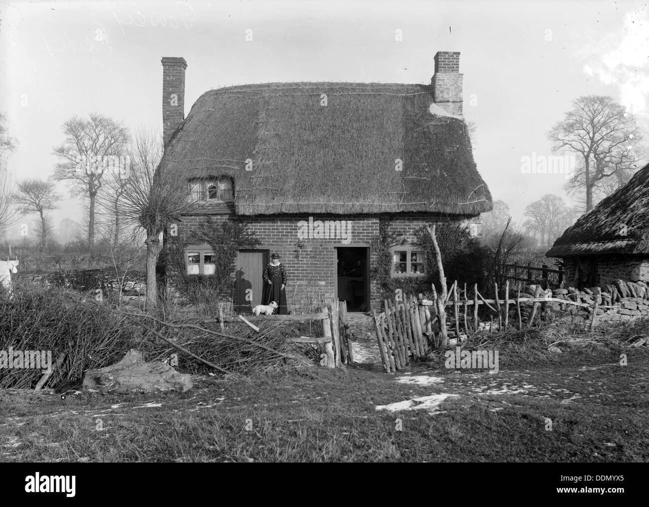 Eine strohgedeckte Hütte am Goosey, Oxfordshire, c1860-c1922. Künstler: Henry Verspottung Stockfoto