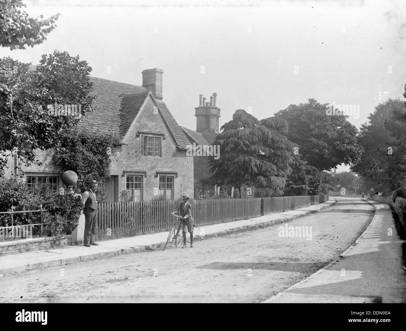 Das Dorf Hatherop, Gloucestershire. Künstler: Henry Verspottung Stockfoto